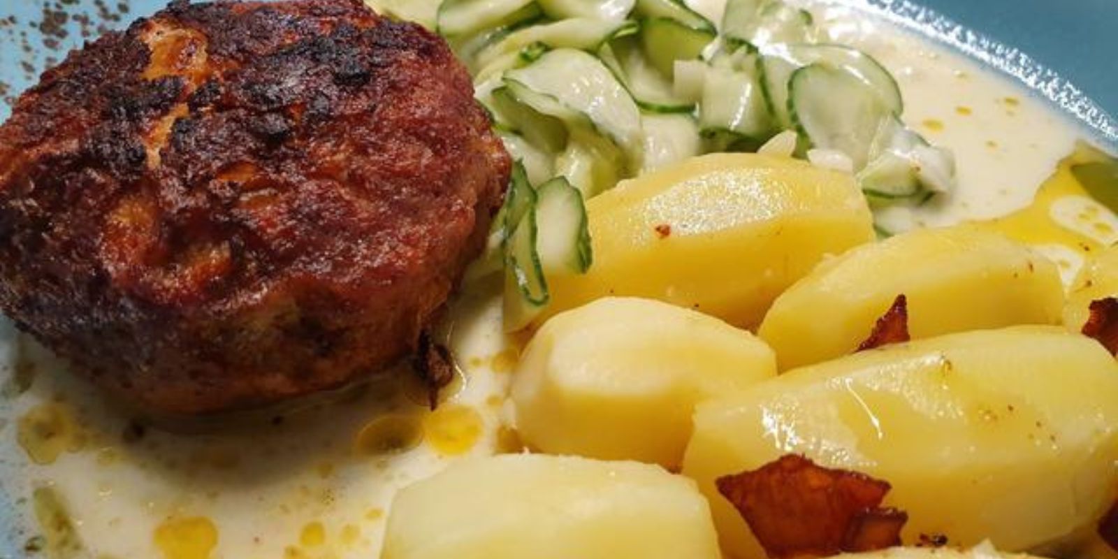 Fleischpflanzerl mit Kartoffelpüree und Gurkensalat