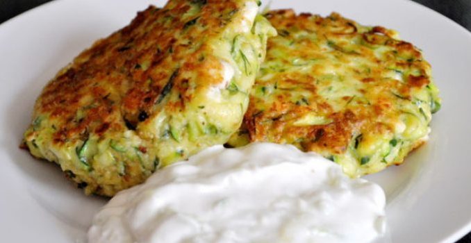 Fluffige Taler zum Eintunken: Zucchinipuffer mit Feta und Tzatziki