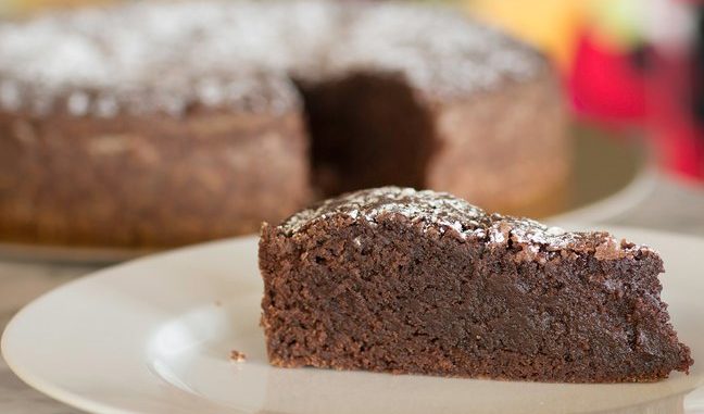 Für diesen leckeren Schokokuchen brauchen Sie nur drei Zutaten und nicht viel Zeit