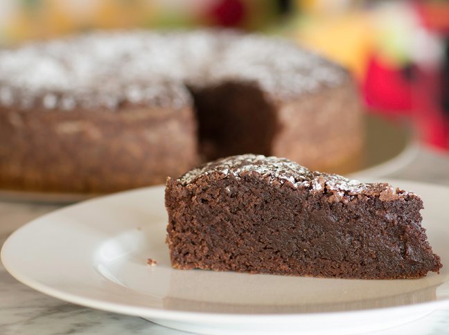 Für diesen leckeren Schokokuchen brauchen Sie nur drei Zutaten und nicht viel Zeit