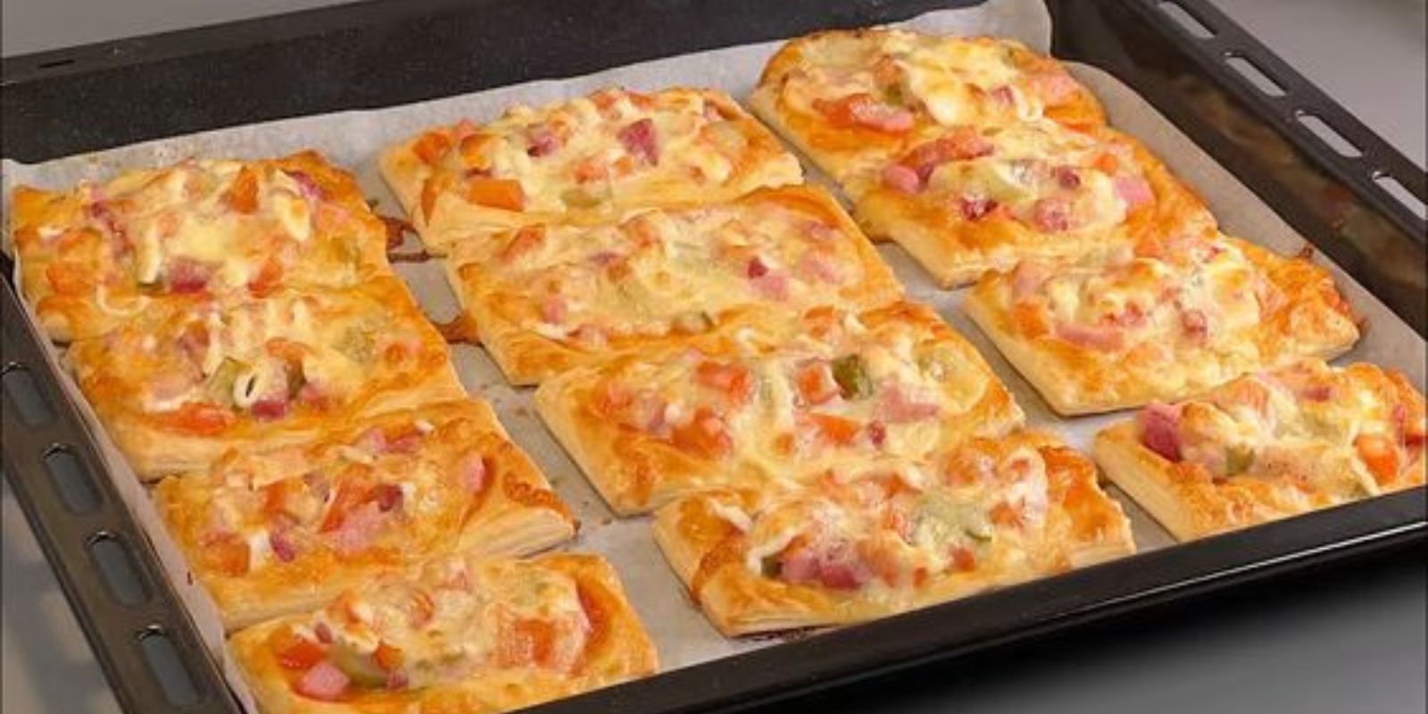 Für eine super leckere Vorspeise mit 2 Rollen Blätterteig können Sie Spinat-Feta-Schnecken zubereiten. Hier ist ein einfaches Rezept: