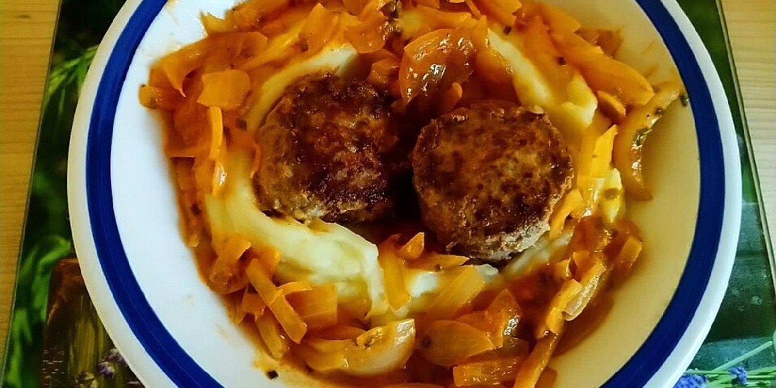 Frikadelle in Zwiebelsoße