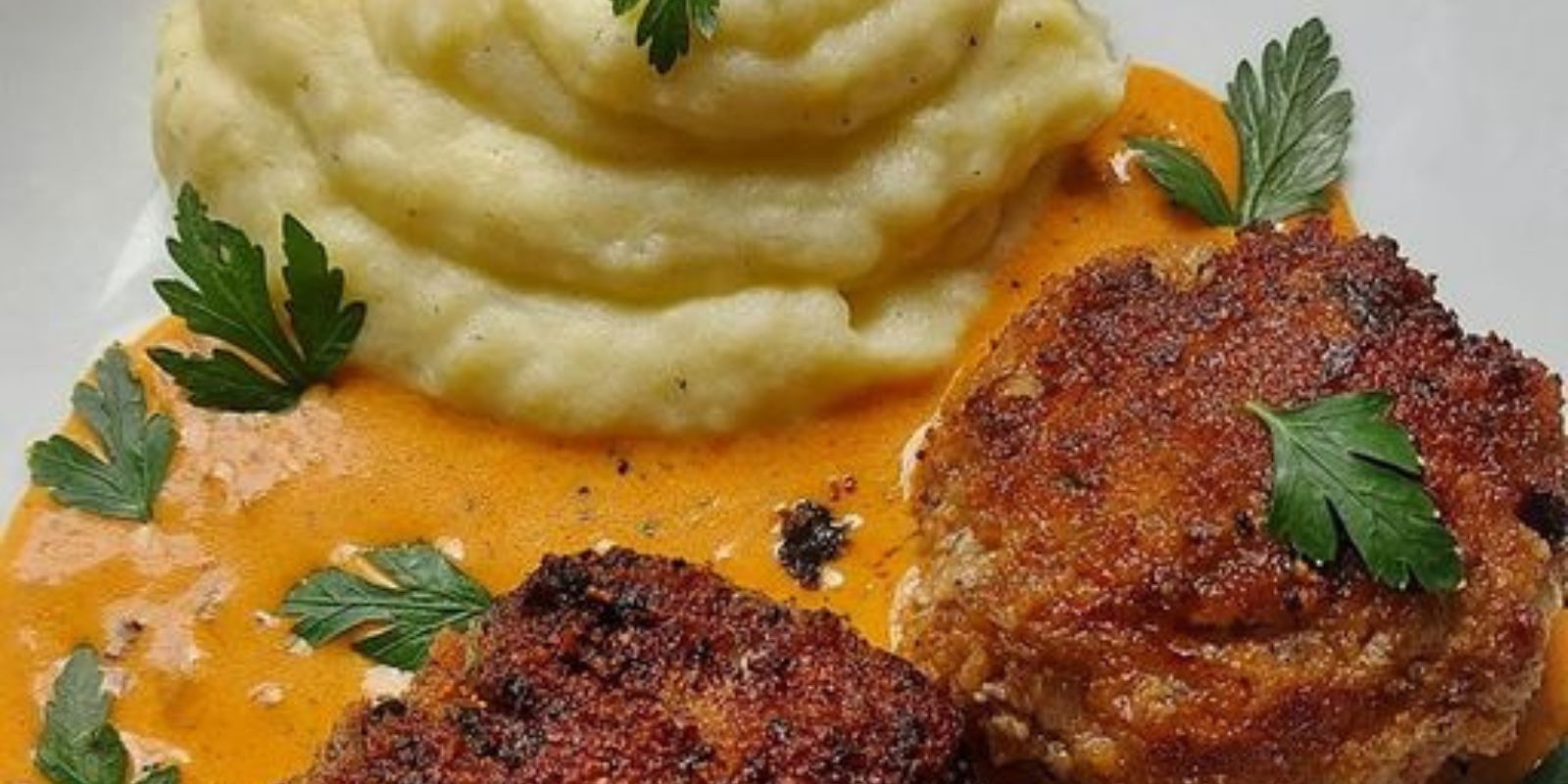 Frikadellen mit Kartoffelbrei und einer Zwiebelrahmsoße