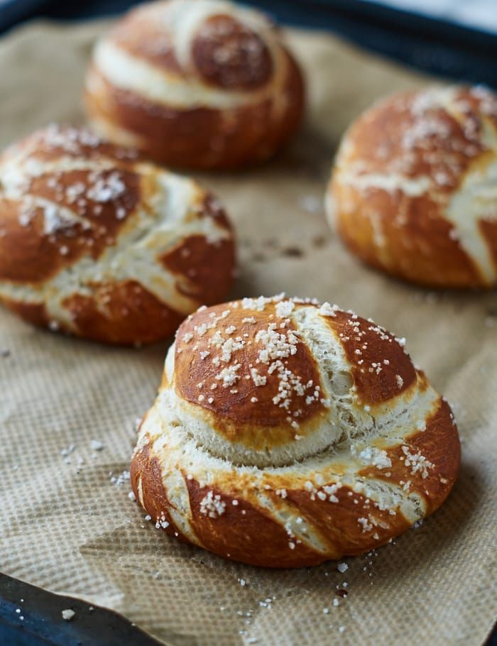 Frische Laugenbrötchen