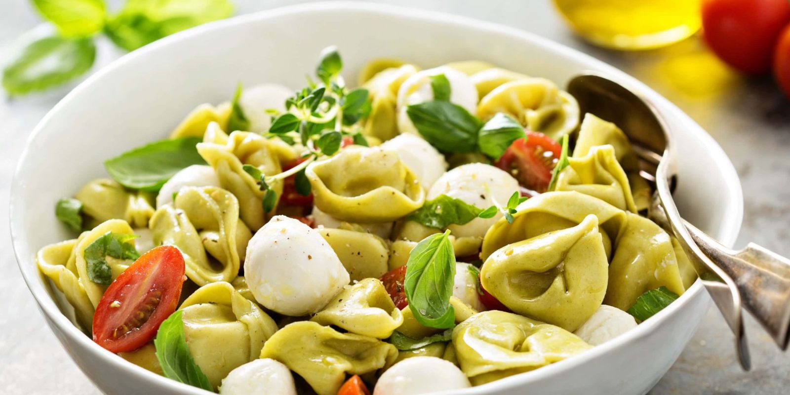 Frischer Tortellinisalat mit Tomaten und Basilikum