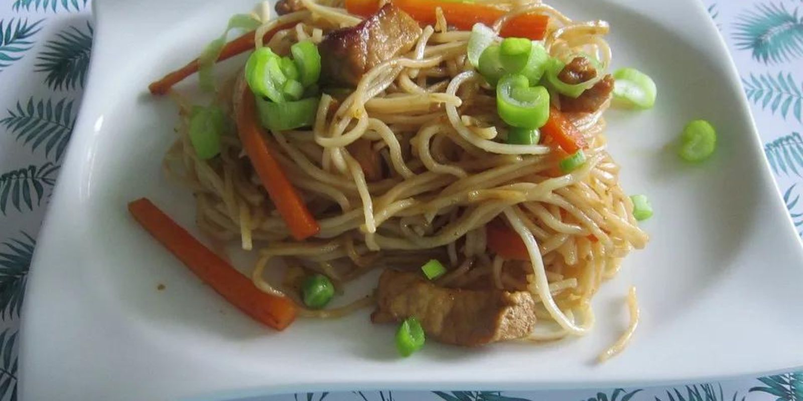 GEBRATENE NUDELN MIT GEMÜSE UND FLEISCH