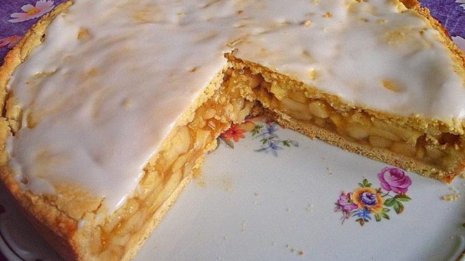 GEDECKTER APFELKUCHEN