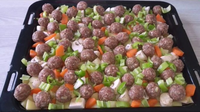 GEMÜSE MIT HACKBÄLLCHEN AUS DEM BACKOFEN IN 15 MINUTEN ZUBEREITET !