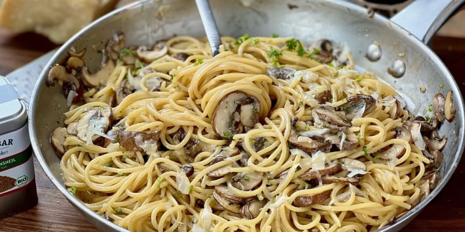 Gaumenfreude auf Italienisch: Spaghetti mit gebratenen Champignons in cremiger Rahmsoße