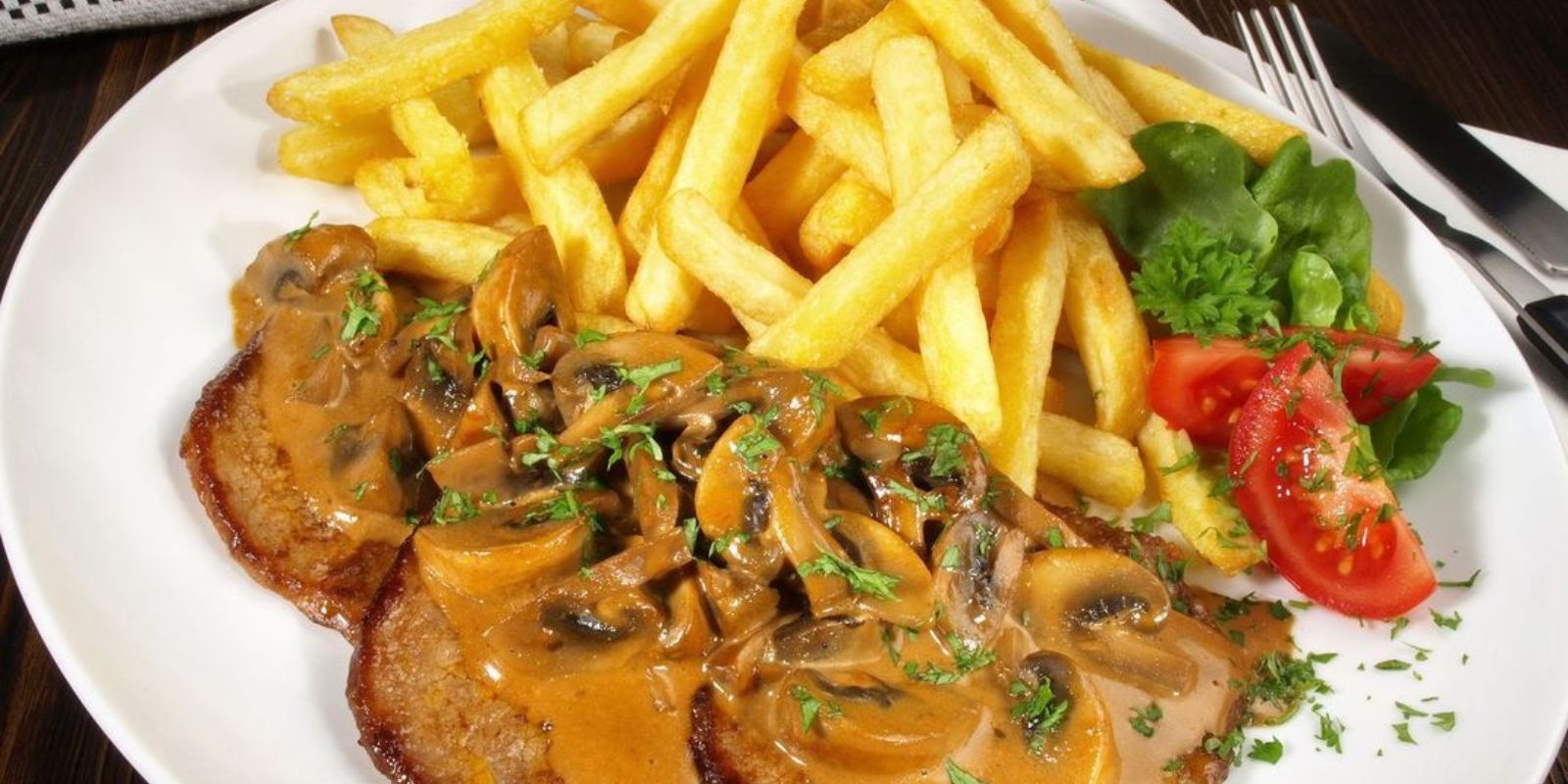 Gaumenfreude für Groß und Klein: Hänschen Schnitzel mit Pommes und Rahmchampignons