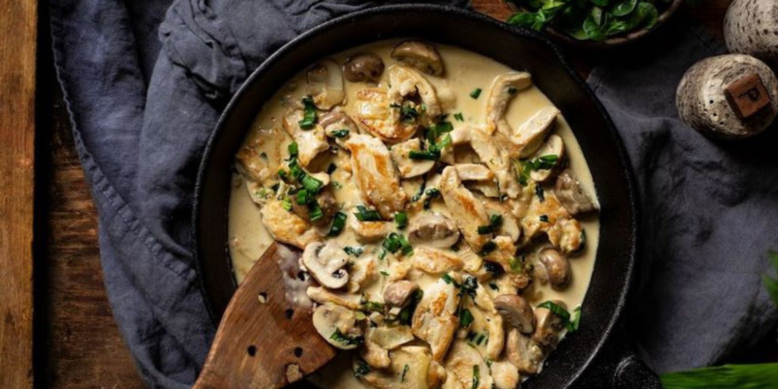 Gaumenfreude in cremiger Vollendung: Fettuccine mit Hähnchenbrust und Pilzen