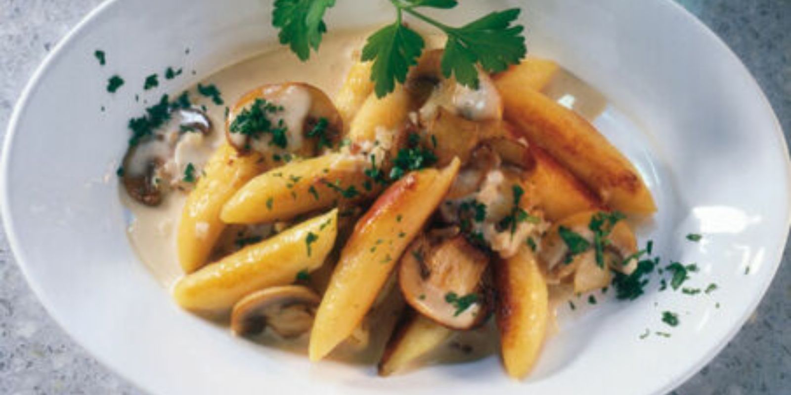 Gaumenfreude pur: Hühnersteaks in Champignon-Knoblauch-Sauce mit gebratenen Schupfnudeln