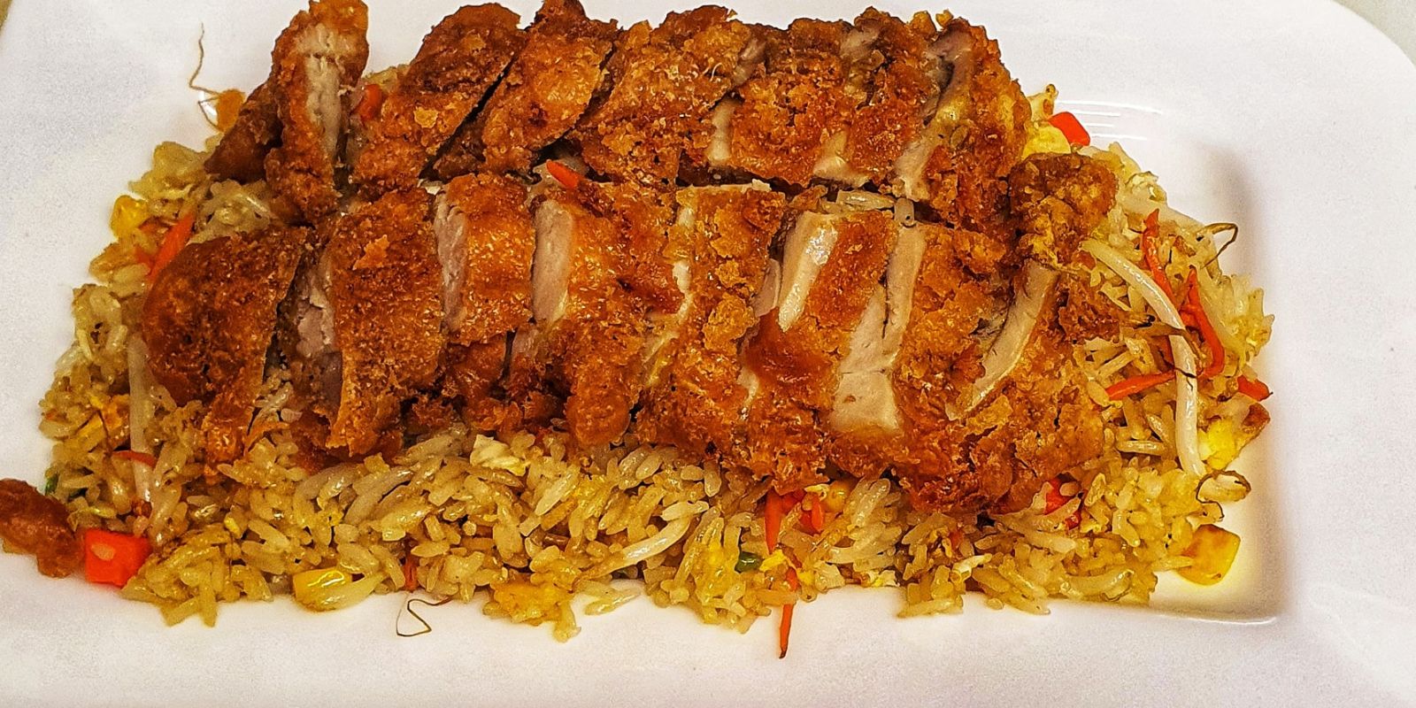 Gebackene Hühnerbrust mit Gebratenem Reis – Eine Köstliche Kombination ... Gebackene Hühnerbrust mit Gebratenem Reis – Eine Köstliche Kombination ...