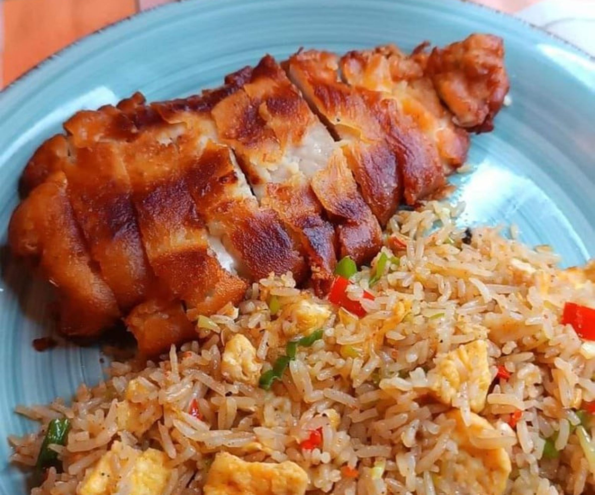 Gebackene Hühnerbrust mit Gebratenem Reis: Eine Gaumenfreude für Feinschmecker