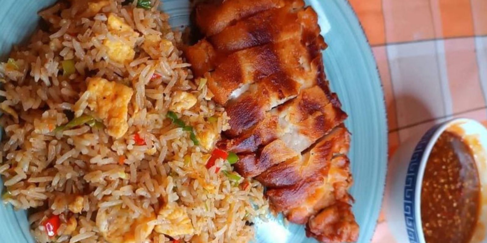 Gebackene Hühnerbrust mit gebratenem Reis