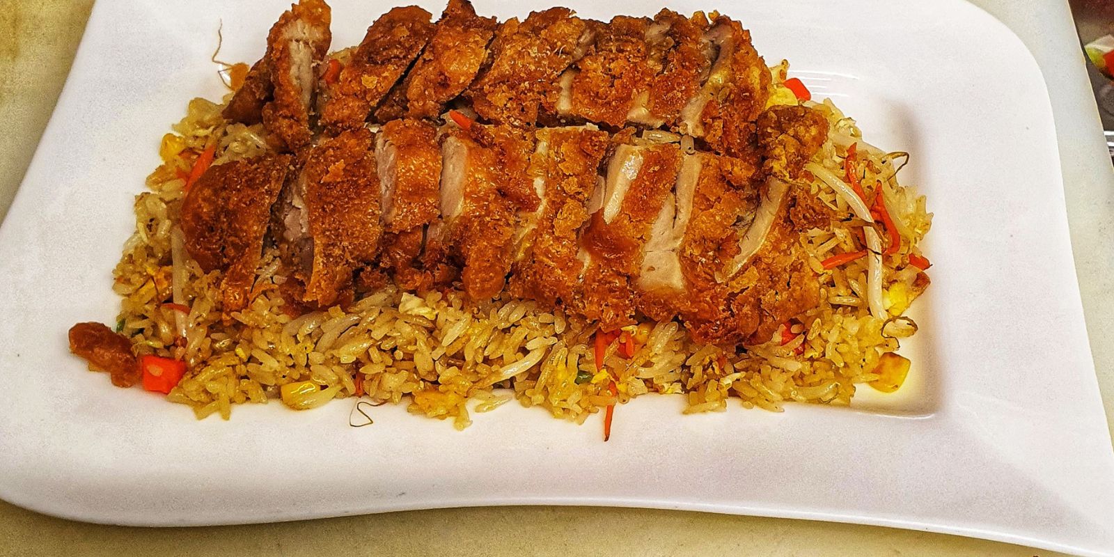 Gebackene Hühnerbrust mit gebratenem Reis