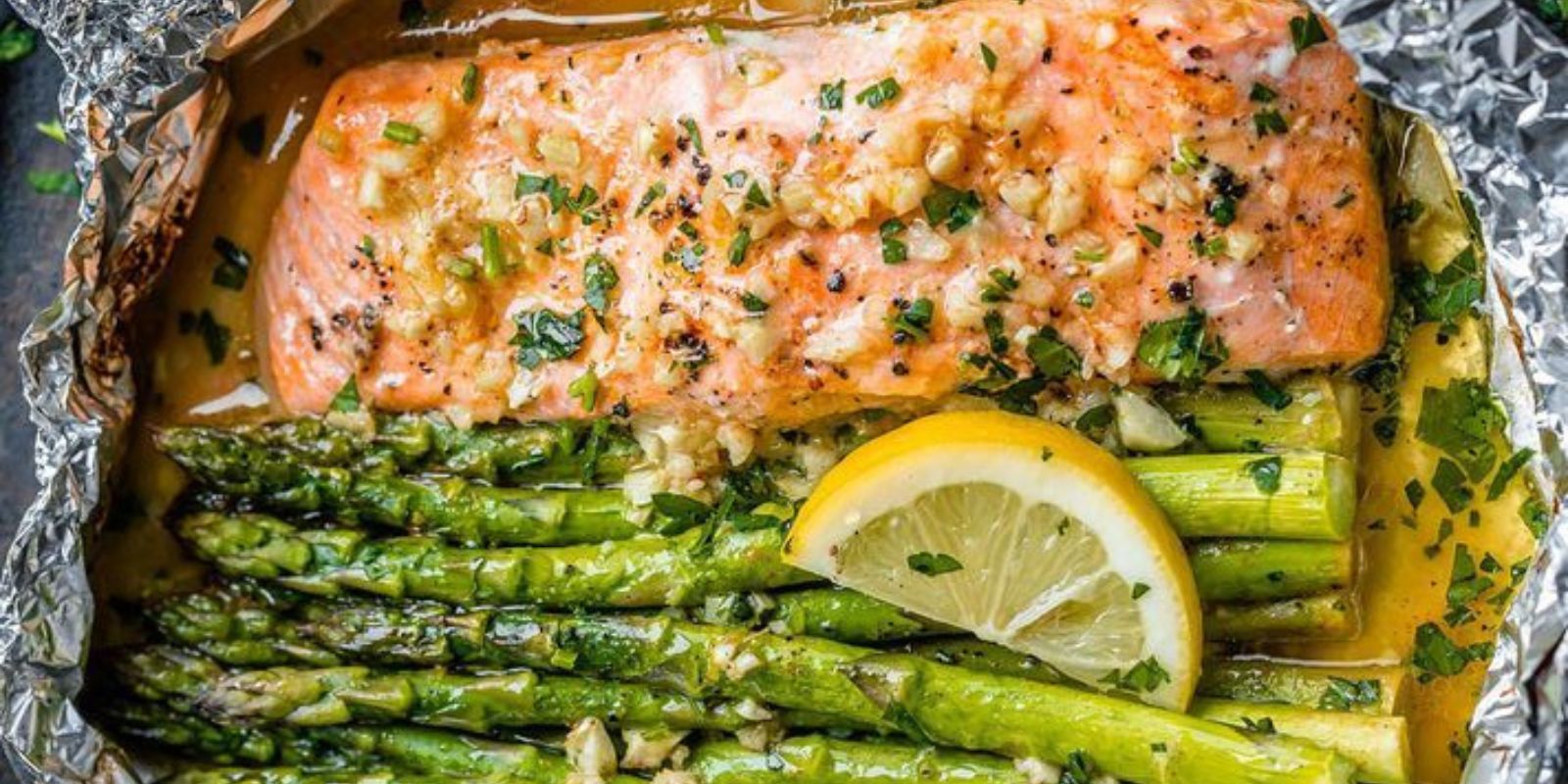 Gebackener Lachs in Folie mit Spargel- und Zitronen-Knoblauch-Buttersauce: Eine aromatische Delikatesse