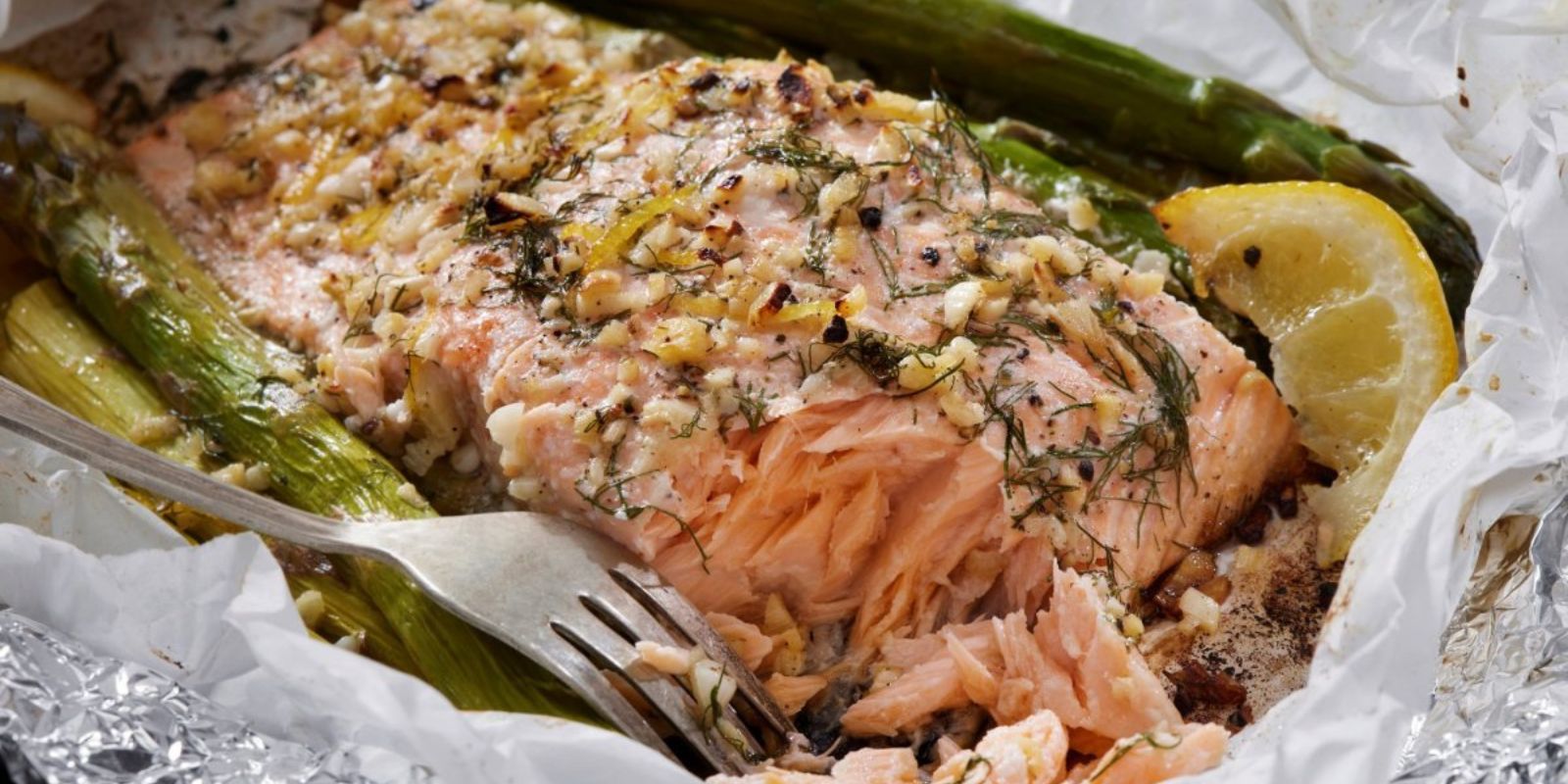 Gebackener Lachs in Folie mit Spargel- und Zitronen-Knoblauch-Buttersauce