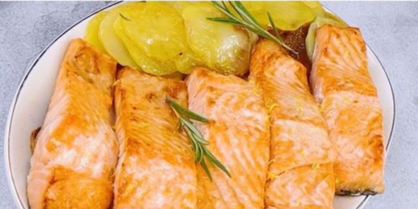 Gebackener Lachs ist die einfachste und köstlichste Art, ihn zuzubereiten!