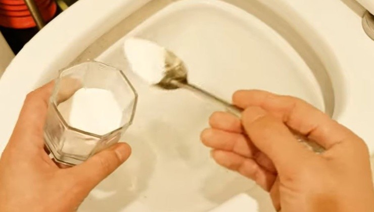 Ein Teelöffel davon im Badezimmer