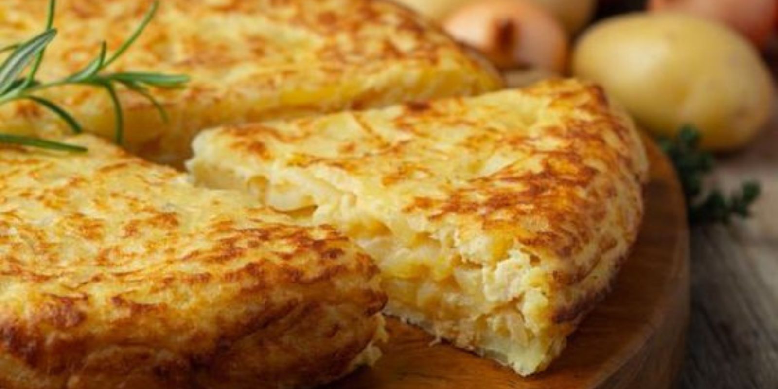 Gebratene Kartoffeln mit Ei und Käse