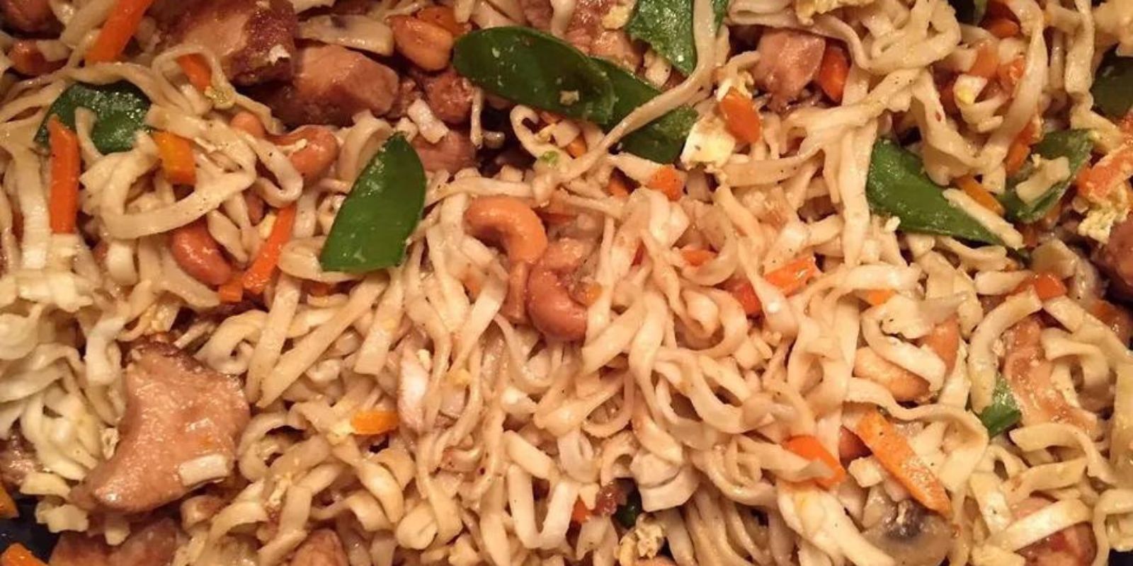 Gebratene Nudeln mit Gemüse und paniertem Hähnchen