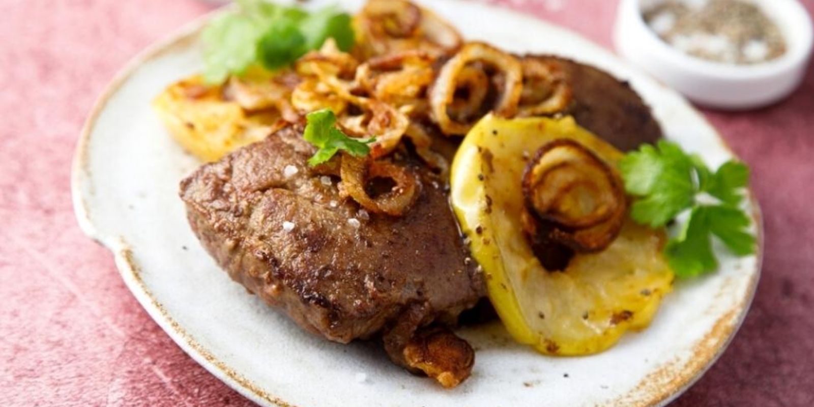 Gebratene Schweineleber mit Kartoffelbrei und Erbsen – Eine Herzhaft Köstliche Mahlzeit