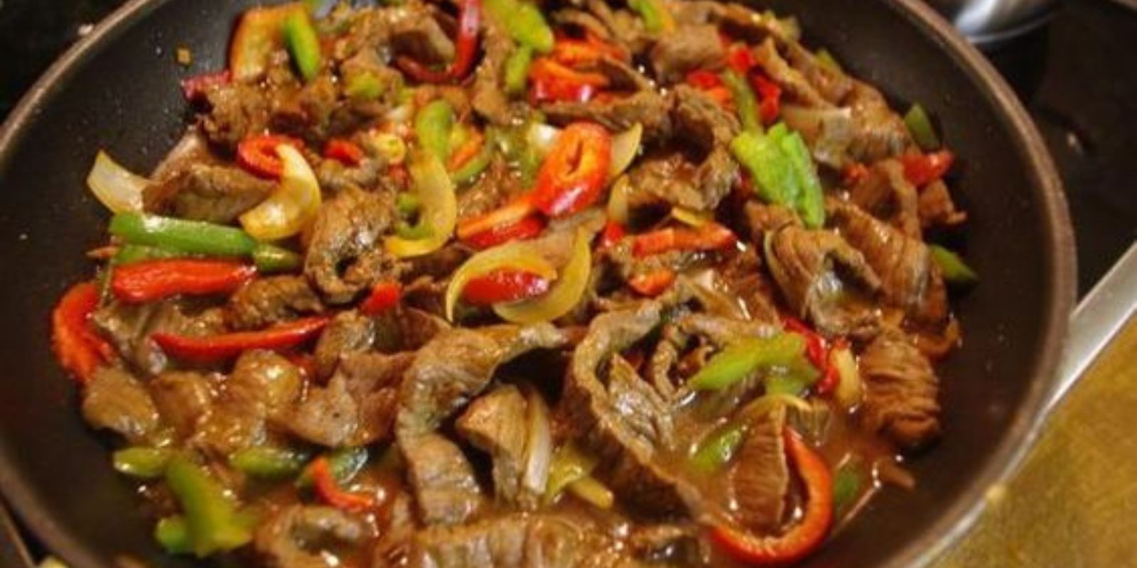 Gebratene Zwiebeln und Paprika: Ein einfaches und leckeres Rezept