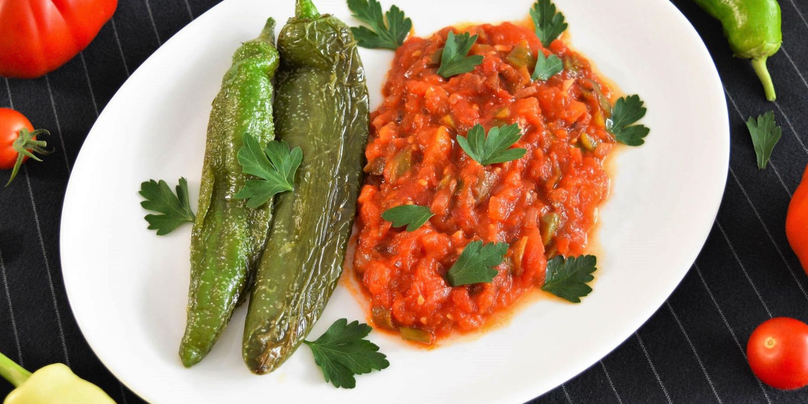 Gebratene Zwiebeln und Paprika in Tomatensauce