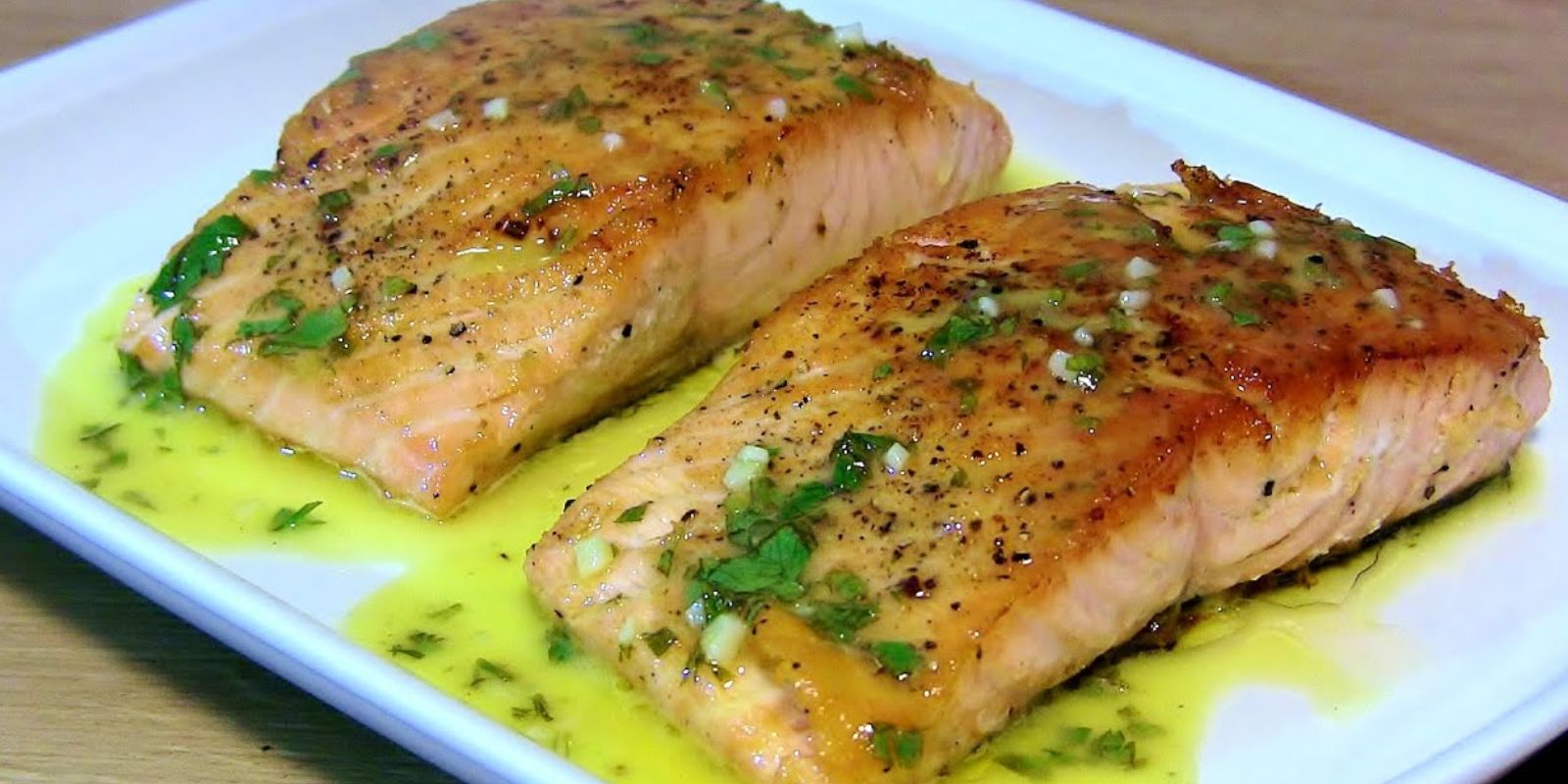 Gebratener Lachs mit Knoblauchbutter und Zitrone – Ein delikater Genuss aus der Pfanne
