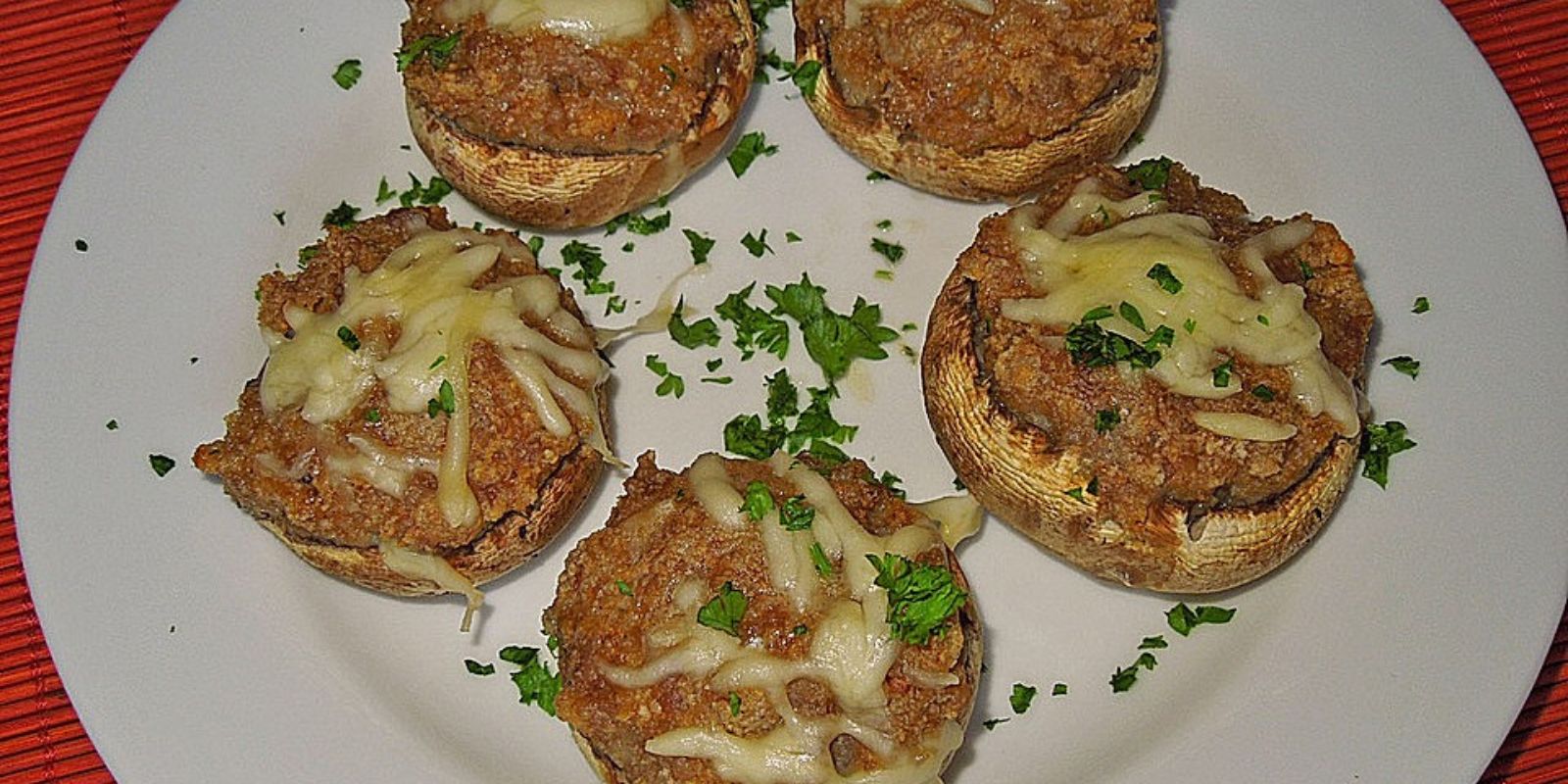 Gefüllte Champignons mit Fleischbällchen: ein einfaches Rezept für ein schnelles und leckeres Abendessen