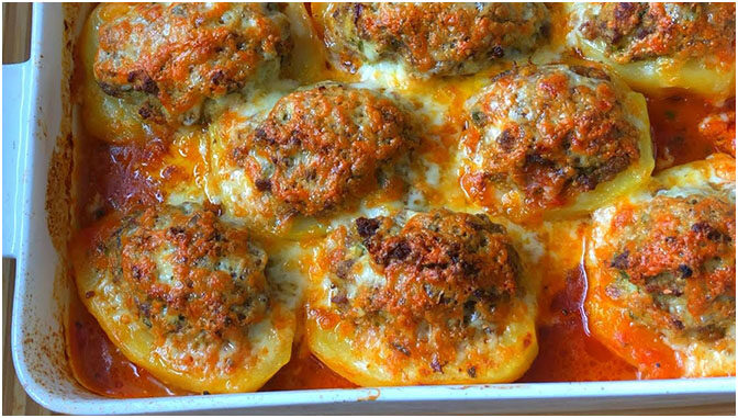 Gefüllte Kartoffeln mit Hackbällchen in Tomatensoße