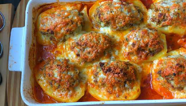 Gefüllte Kartoffeln mit Hackbällchen in Tomatensoße