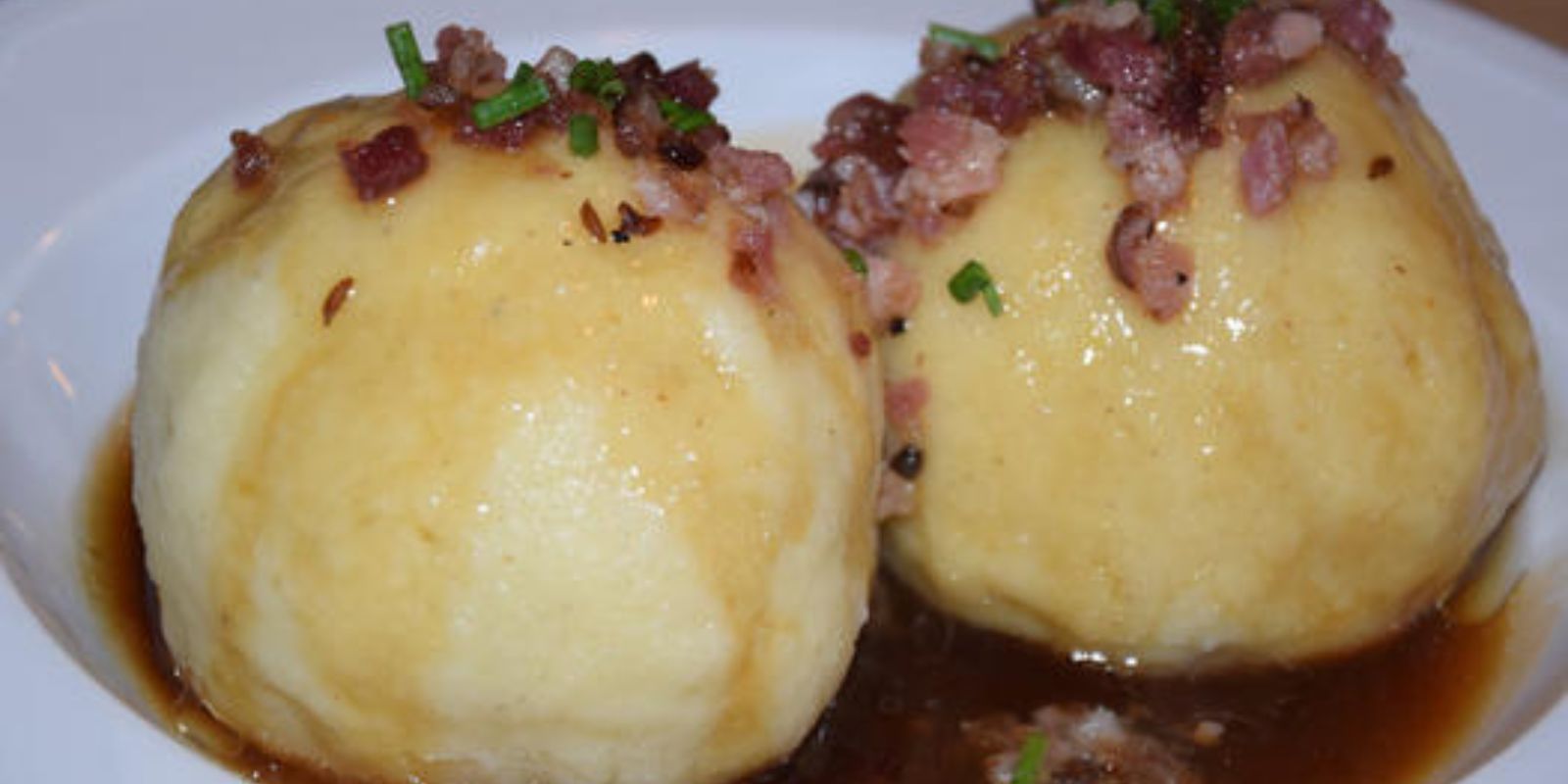 Gefüllte Knödel mit Kartoffeln und Speck: Ein herzhaftes und köstliches Rezept