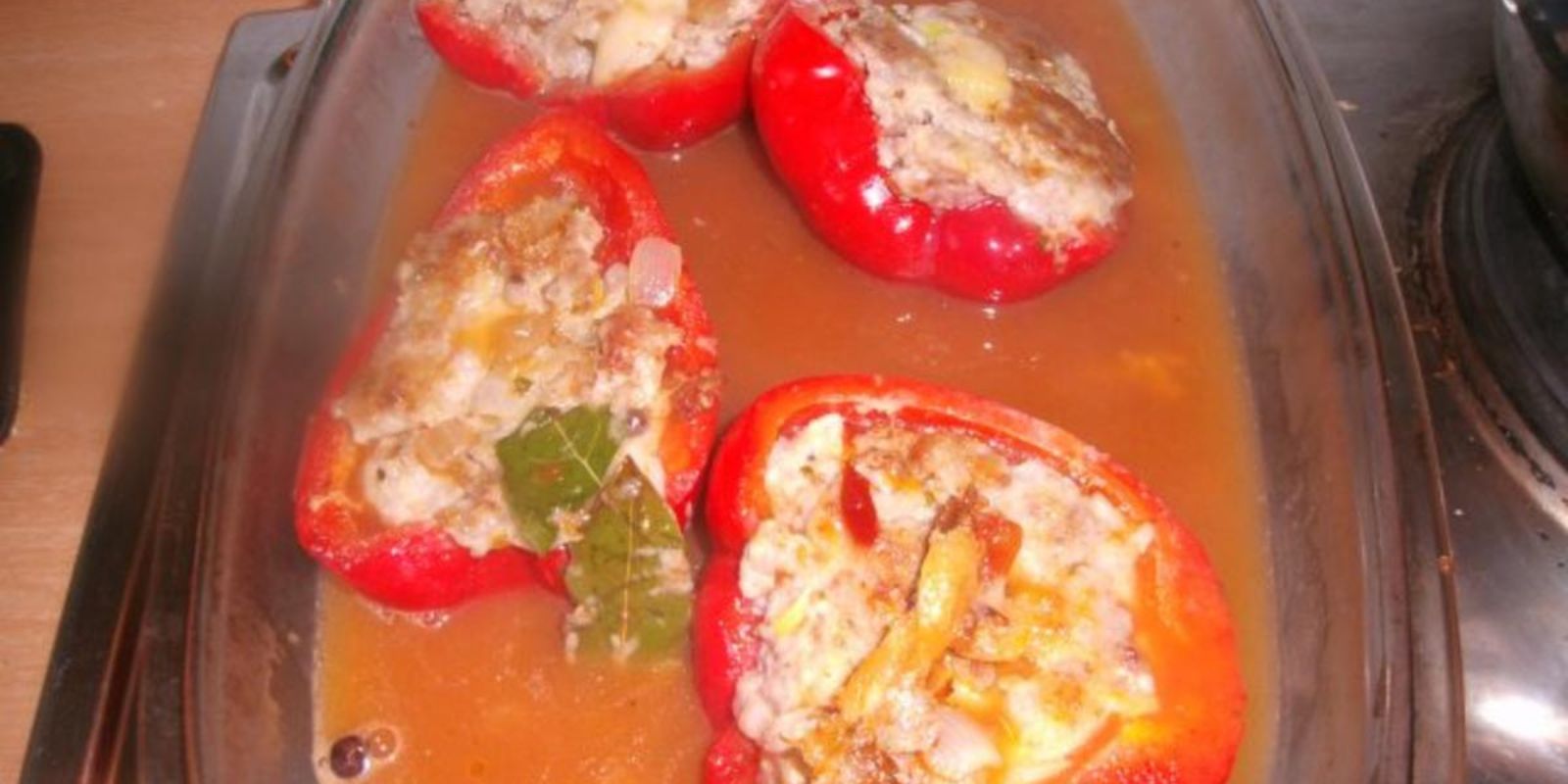 Gefüllte Paprika mit Käse aus dem Backofen, saulekcer