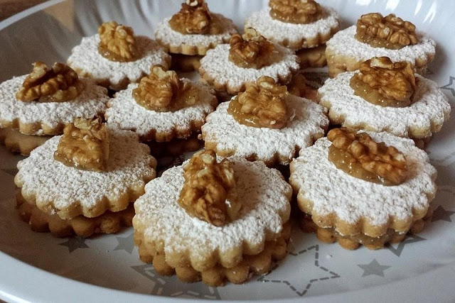 Gefüllte Walnussplätzchen (ergibt ca. 30 Stück)