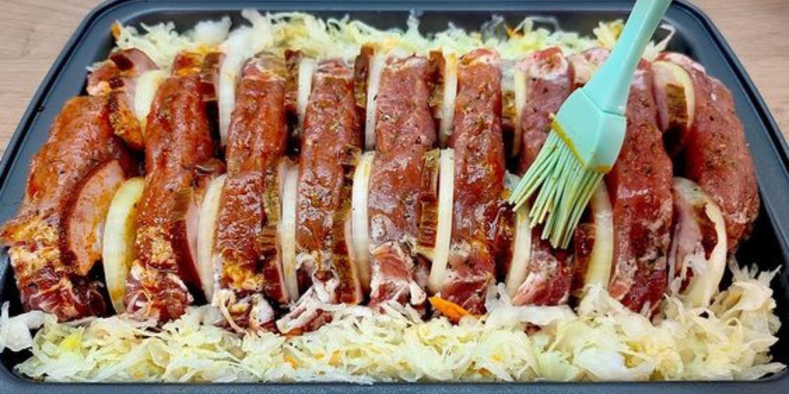 Gefüllter Nackenbraten: Ein deftiges “Männerrezept” mit herzhaftem Fleisch und Zwiebeln