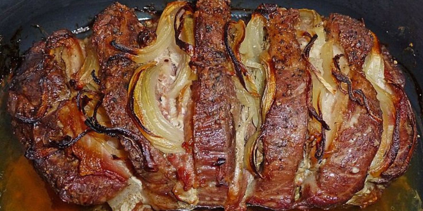 Gefüllter Nackenbraten, ein “Männerrezept” mit viel Fleisch und Zwiebeln