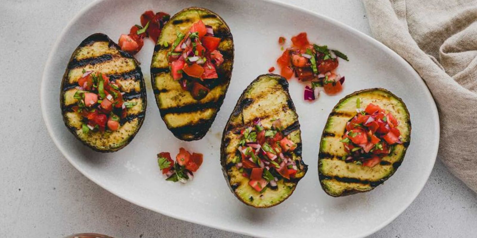 Gegrilltes Hähnchen mit Avocado und roter Zwiebelsalsa
