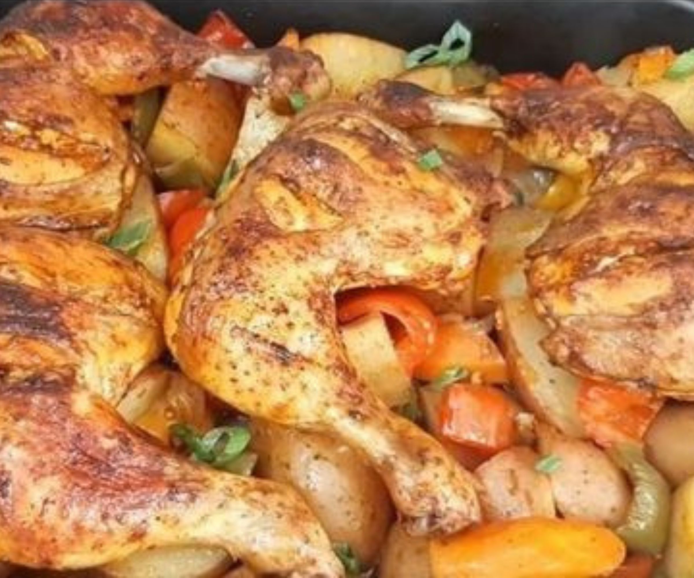 Genussvoll und Gesund: Hähnchenschenkel mit Ofen-Schmand-Gemüse