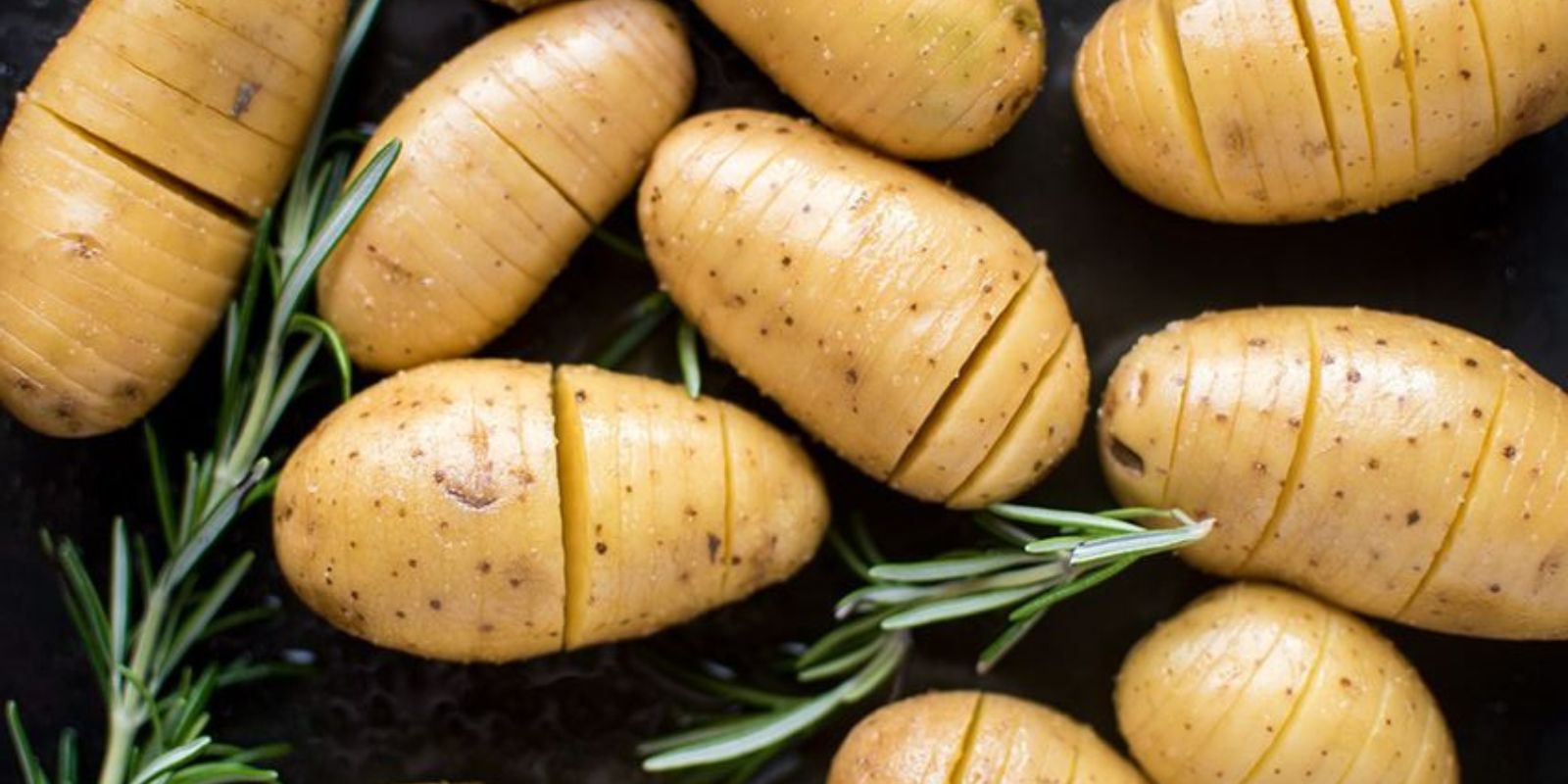 Genussvolle Fächerkartoffeln mit köstlich geschmolzenem Käse aus dem Backofen