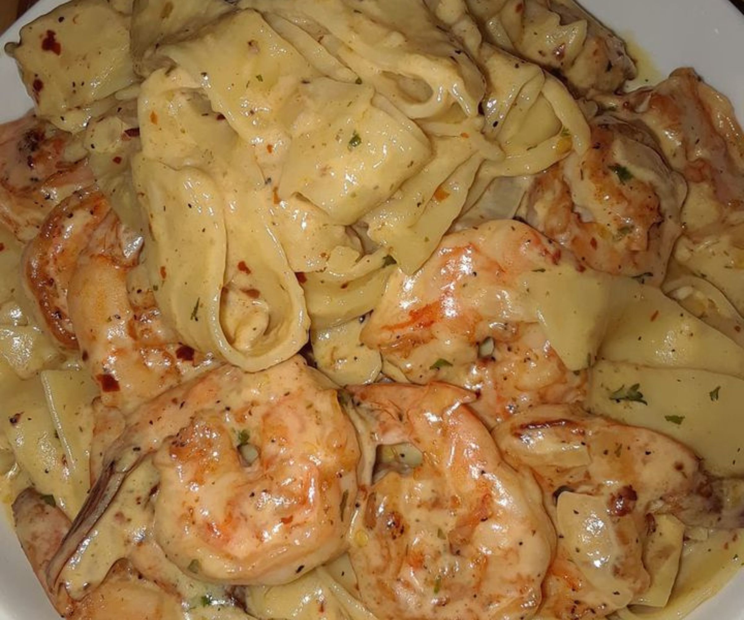 Genussvolle Gaumenfreude: Cremige Garnelen-Nudeln mit hausgemachter Alfredo-Sauce