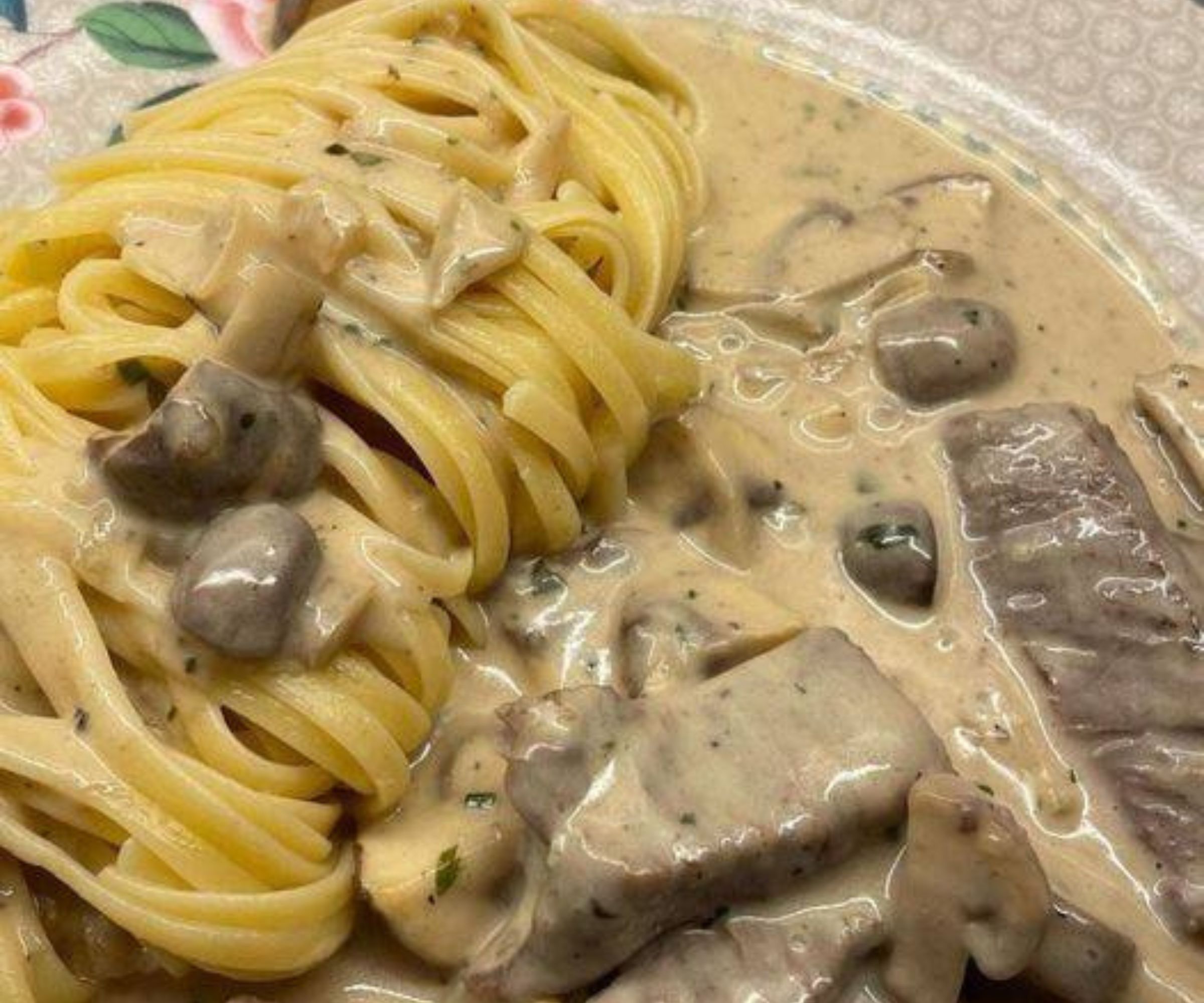 Genussvolle Pasta mit Champignons und Rinderfilet in Kräuterbutter-Sahne-Sauce