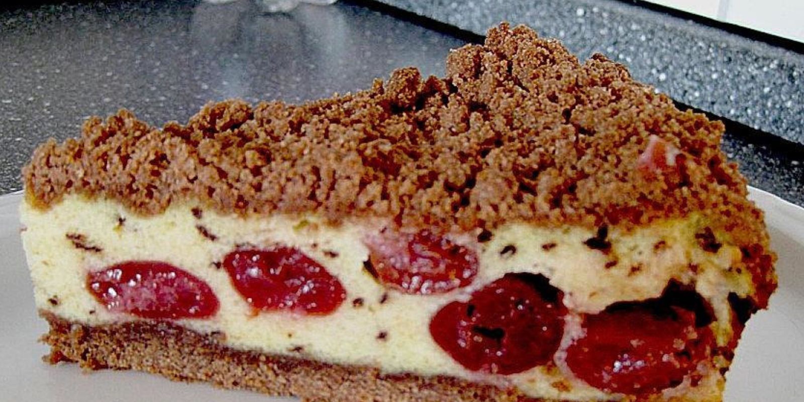Genussvolle Versuchung – Der Fantastische Quark Streuselkuchen mit Vanille-Kirschfüllung