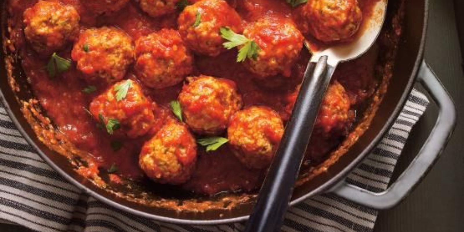 Genussvoller Klassiker: Tomatensoße mit Hackbällchen