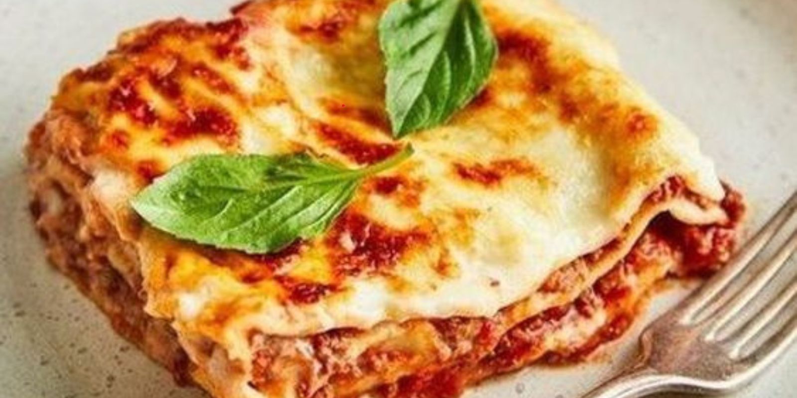 Gerollte Lasagne mit Schinken und Pilzen