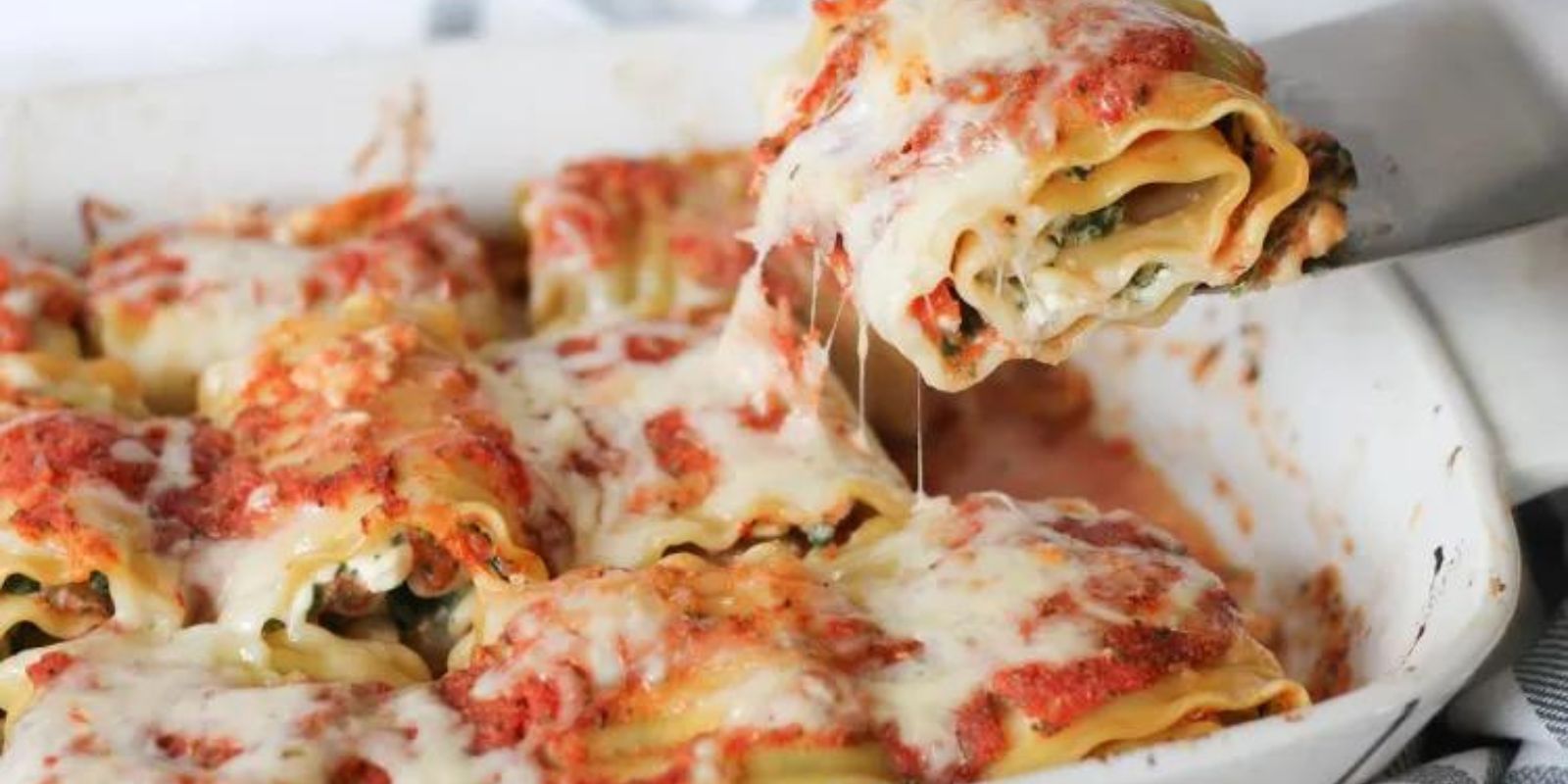 Gerollte Lasagne mit Schinken und Pilzen