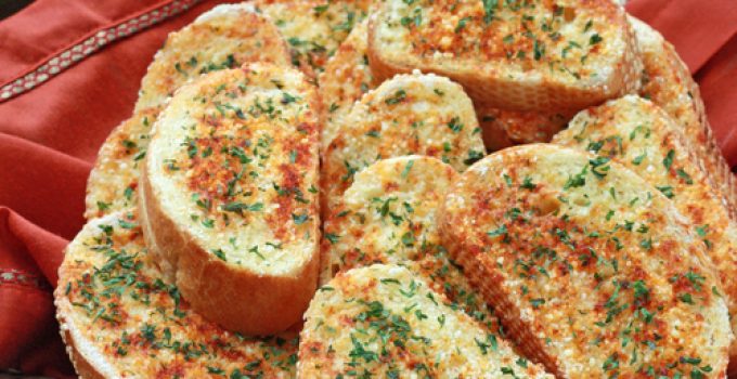 Geröstetes Brot mit gebackenem Knoblauch