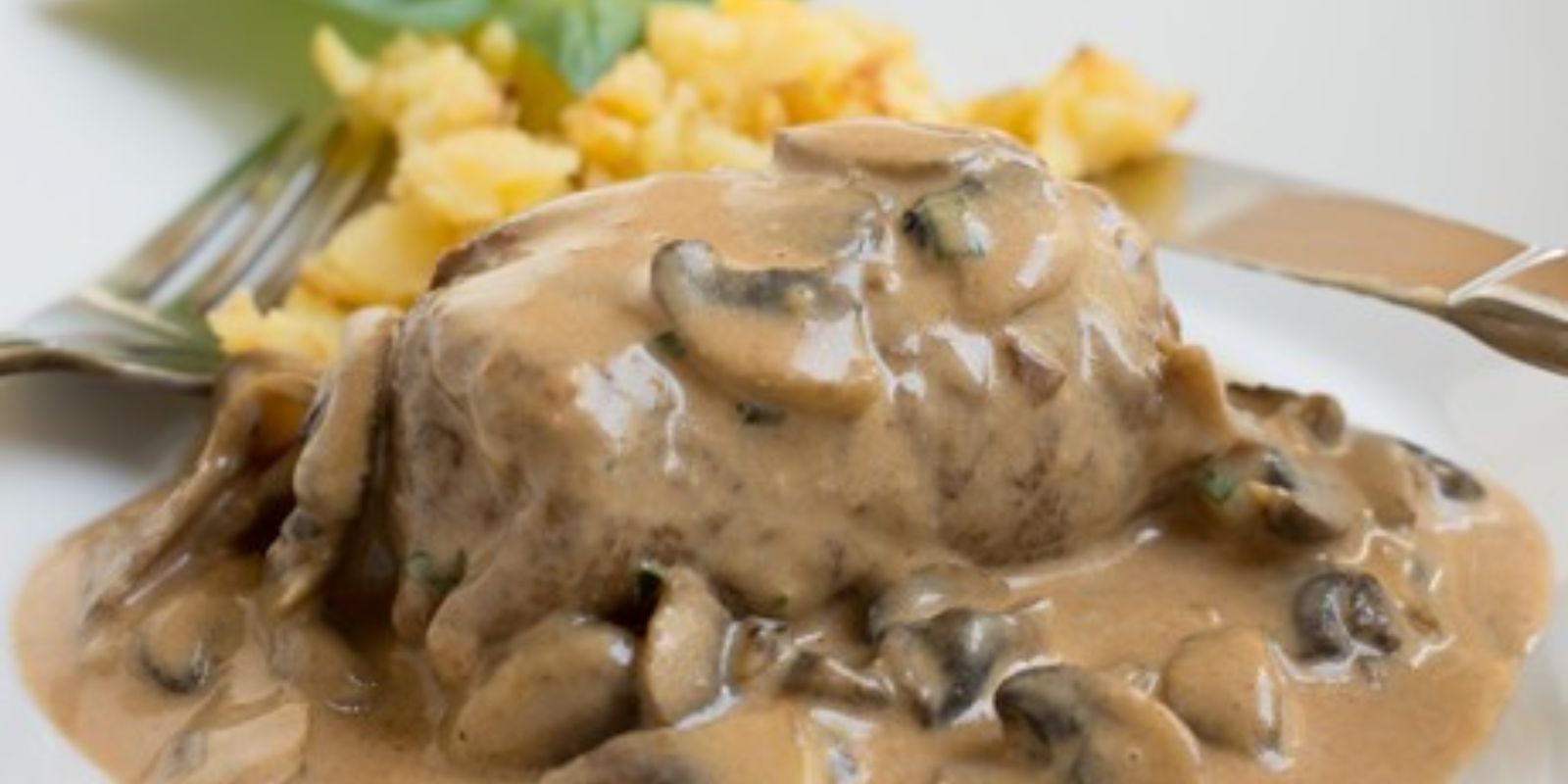 Geschmolzene Rindfleischscheiben mit Pilzsauce