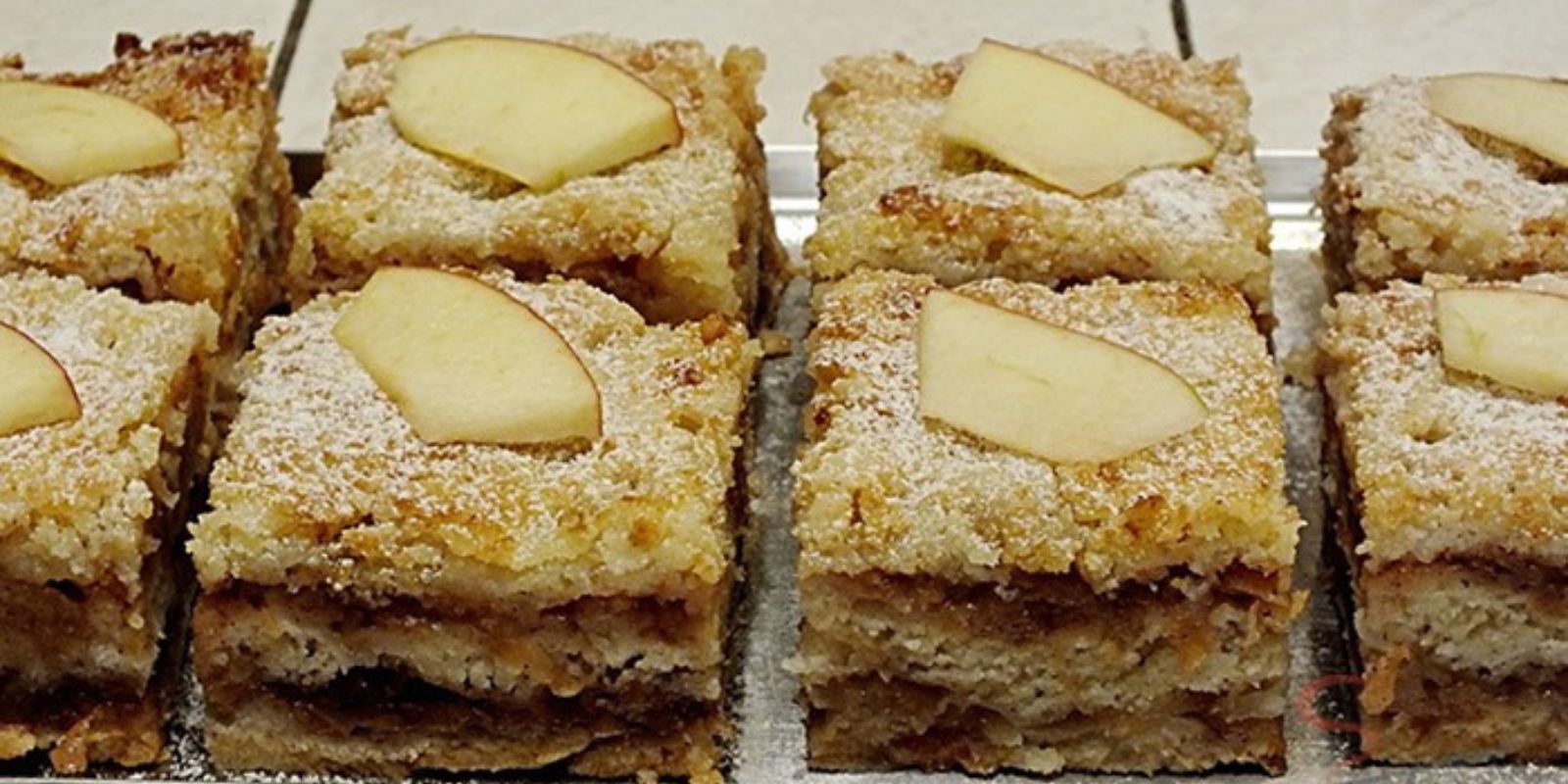 Gestreuter Tassenkuchen mit Äpfeln der ist zum verrückt werden lecker